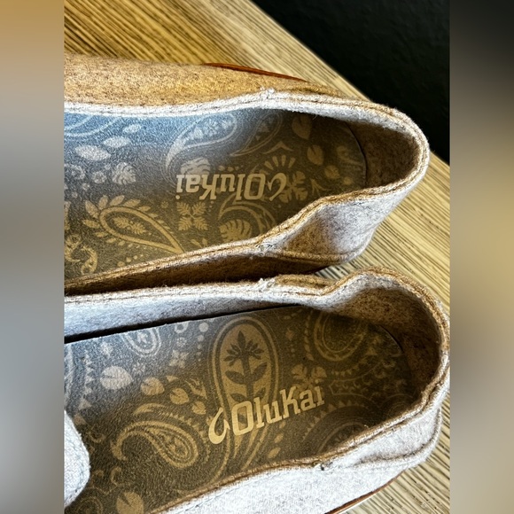 OluKai Men\'s Manoa Hulu Slip-On Loafers - Light Gray and Brown